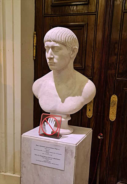 179-Бюст молодого римлянина («Брут»). Начало 2-го века. Мрамор